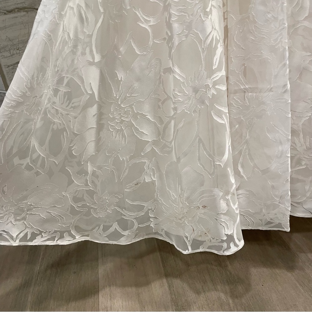Beautiful ivory wedding gown - Picture 7 of 11